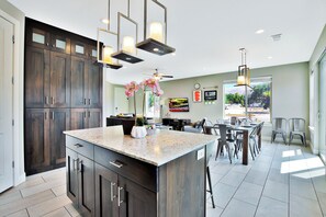 Casa superluxo, vista para a montanha | Cozinha privada | Geladeira grande, micro-ondas, fogão, cooktop