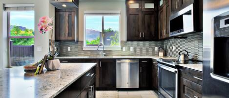 ラグジュアリー ハウス マウンテンビュー | 専用キッチン | 大型冷蔵庫、電子レンジ、オーブン、コンロ