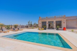 Utomhuspool och uppvärmd pool