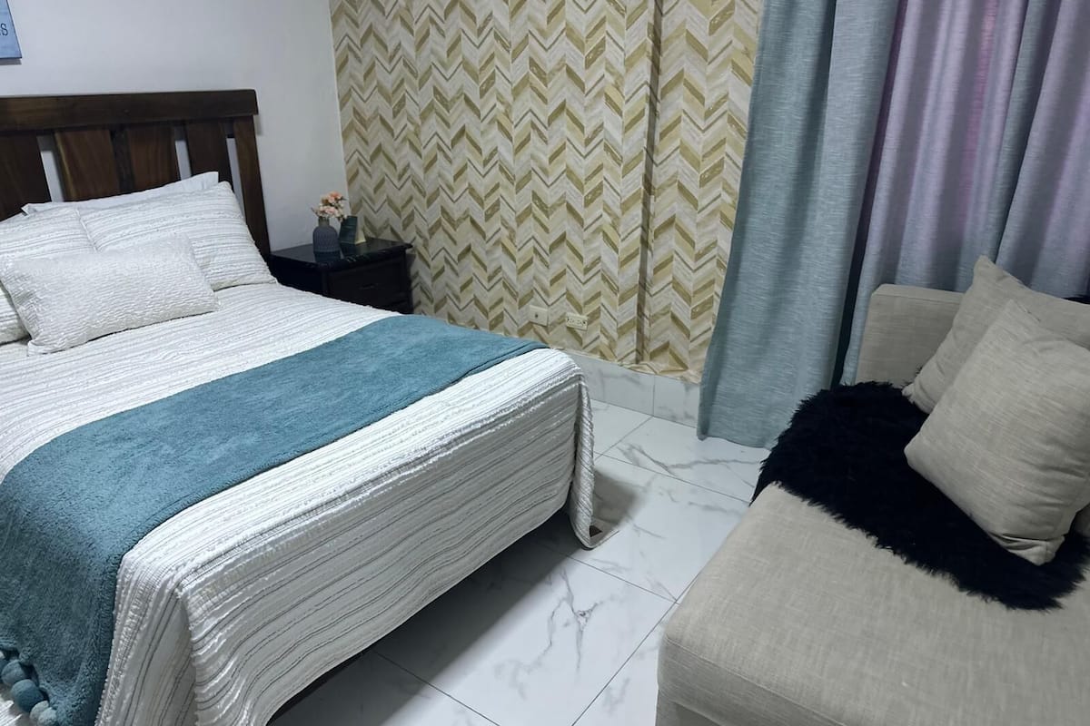 Apartamento familiar | 1 dormitorio, cortinas opacas, wifi gratis y ropa de cama