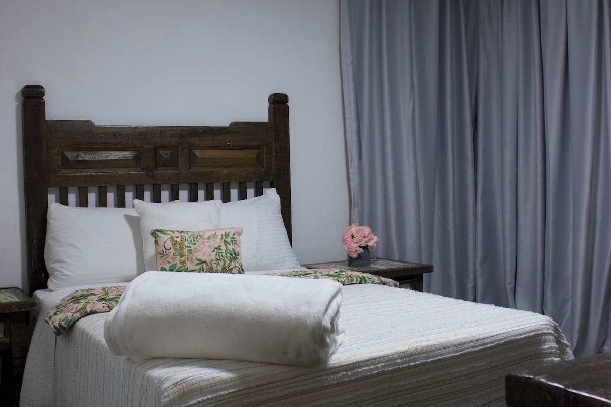 Habitación individual estándar | 1 dormitorio, cortinas opacas, wifi gratis y ropa de cama