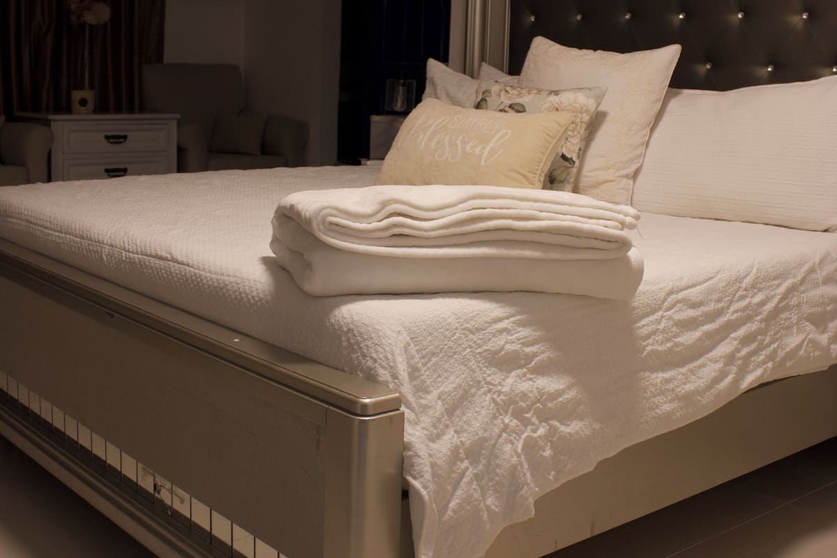 Habitación ejecutiva | 1 dormitorio, cortinas opacas, wifi gratis y ropa de cama