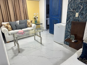 Habitación ejecutiva | Sala de estar | Televisión LED de 55 pulgadas con canales digitales