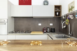 Fridge, oven, stovetop, coffee/tea maker