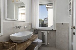 Dusche, Haartrockner, Bidet, Handtücher