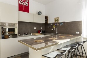 Fridge, oven, stovetop, coffee/tea maker - La Dolce Vita - San Saba Penthouse (Roma)