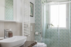 Dusche, Haartrockner, Bidet, Handtücher