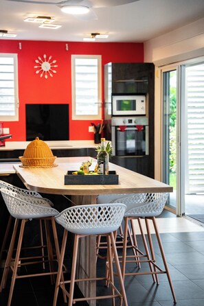 Kühlschrank, Mikrowelle, Ofen, Geschirrspüler