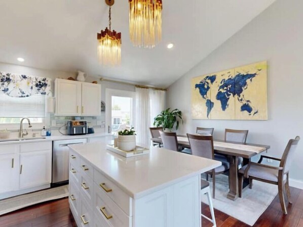 Fridge, microwave, oven, stovetop - 10 minutes from providence centrally located

 (Cranston)