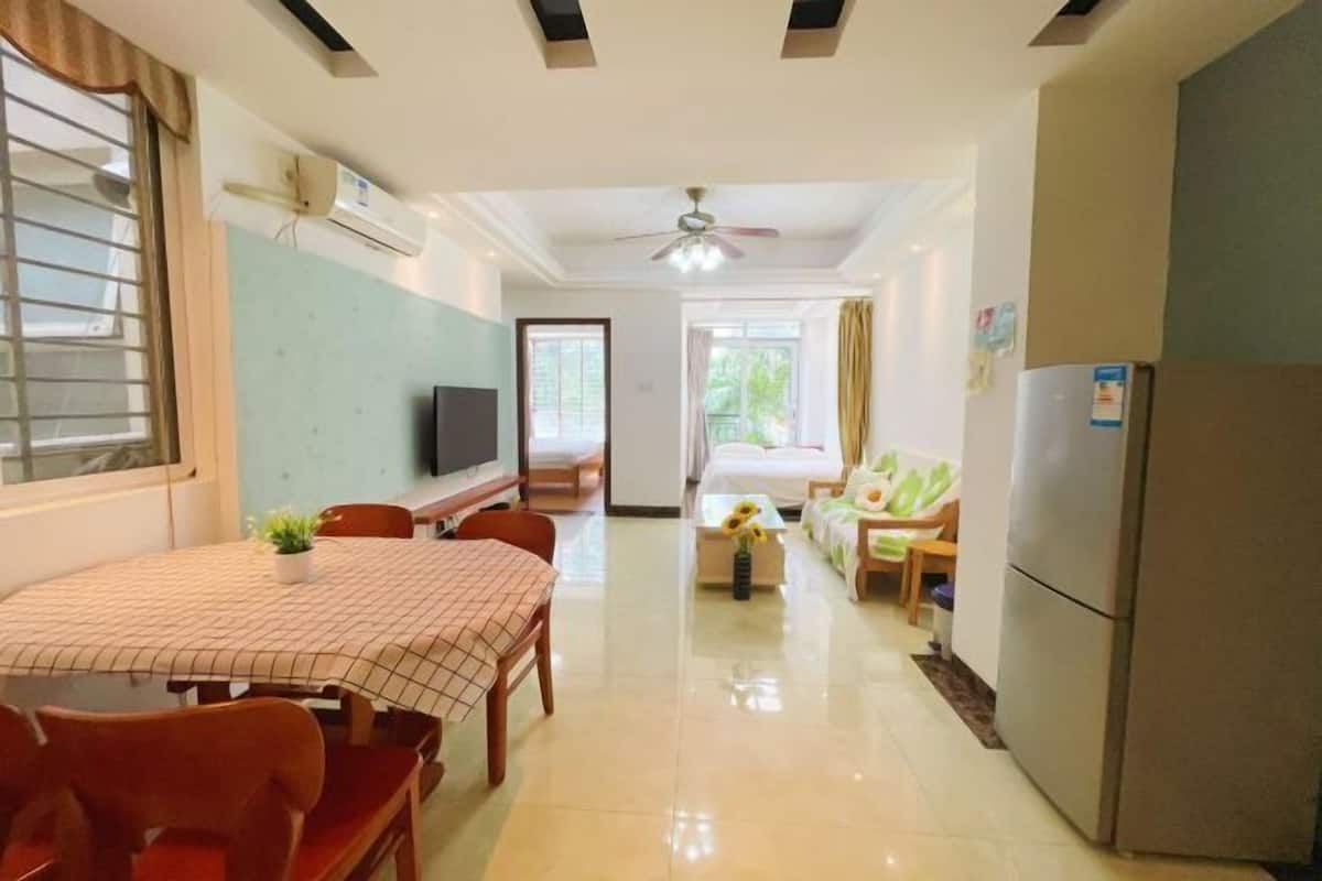 Une chambre d’hôtel comprenant un coin repas, un lit, une télévision et un réfrigérateur.