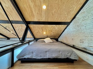 1 bedroom, desk, WiFi, bed sheets