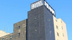 Un moderno edificio de hotel con un llamativo letrero que dice 