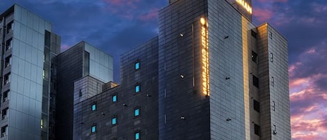 Un hotel con varios pisos y un letrero llamativo en la parte superior.