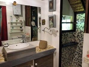 Hårføner, håndklær, såpe og toalettpapir