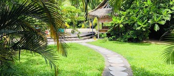 Polynesian Bungalow"seashell" Private Bath AC with shared swimming pool