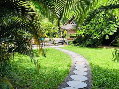 Polynesian Bungalow"seashell" Private Bath AC with shared swimming pool