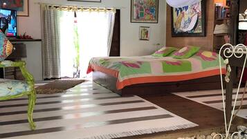 1 dormitorio, caja fuerte, escritorio y tabla de planchar con plancha