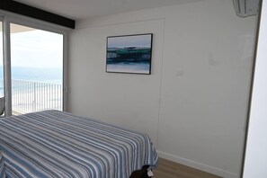 2 bedrooms, desk, iron/ironing board, free WiFi - Jacó beachfront condo in center of town (Jaco)