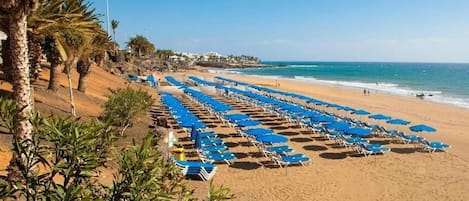 Una spiaggia nelle vicinanze, lettini da mare, teli da spiaggia