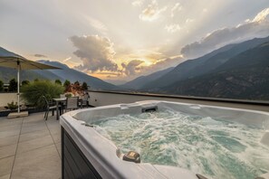 Outdoor dining - Ortsried-Hof, Apartment Garten - Dachterrasse mit Whirlpool und Sauna (Tarsch)