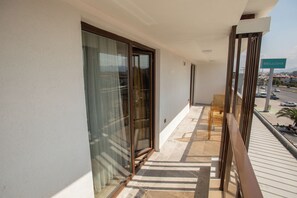 Family Room | Terrace/patio - E87 Highway Otel (Burhaniye)