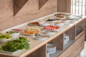 Free daily buffet breakfast  - E87 Highway Otel (Burhaniye)