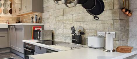 غسالة أطباق، كرسي للأطفال، مستلزمات طهي/أطباق/أوعية