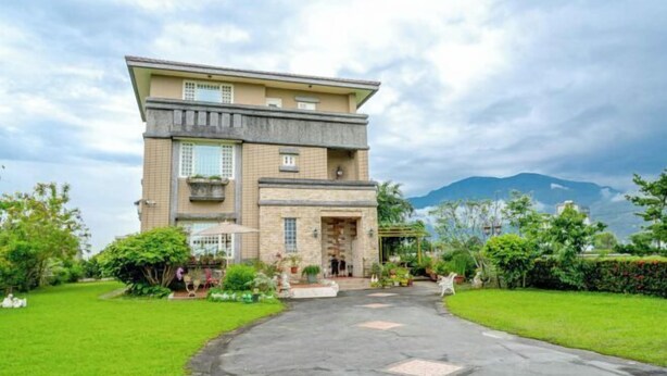 A two-story building with a flat roof and a balcony on the upper floor. - Evergreen Garden House (Hualien)