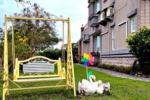 Un’altalena con un cigno e una girandola in un prato.