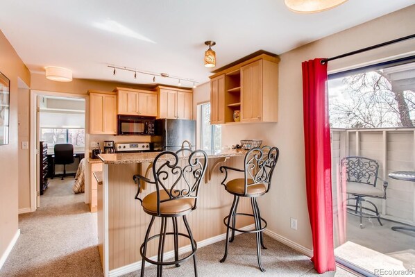 Private kitchen - Cozy main floor 2-bedroom condo with pool & fitness area (Greenwood Village)