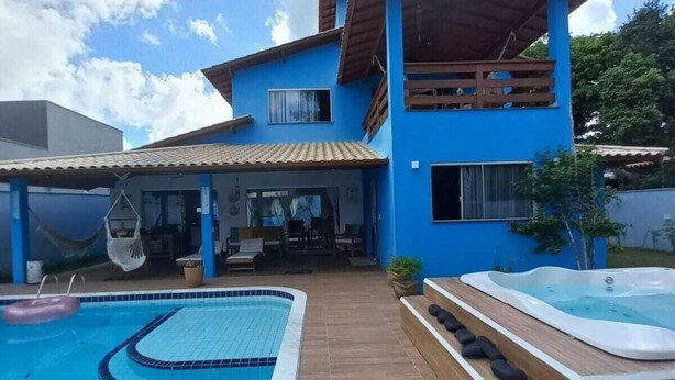 A two-story house with a swimming pool and hot tub. - Big house with 4 bedrooms, 4 1/2 bath, barbecue area,. Pool, Jacuzzi and parking (Arraial d'Ajuda)