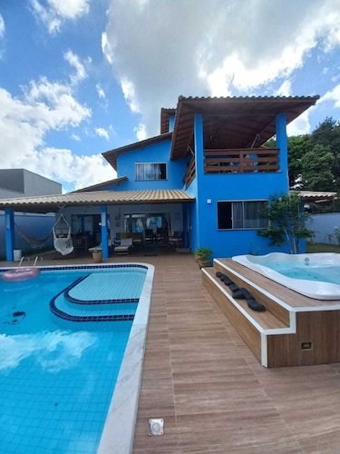 Big house with 4 bedrooms, 4 1/2 bath, barbecue area,. Pool, Jacuzzi and parking