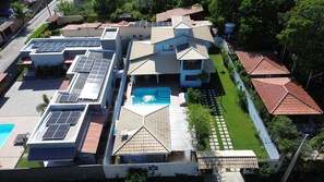 Exterior - Big house with 4 bedrooms, 4 1/2 bath, barbecue area,. Pool, Jacuzzi and parking (Arraial d'Ajuda)