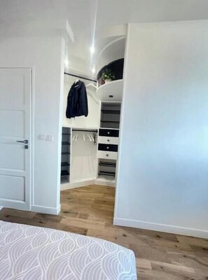 1 bedroom, desk, iron/ironing board, WiFi - Superb suspended Haussmann apartment (Paris)