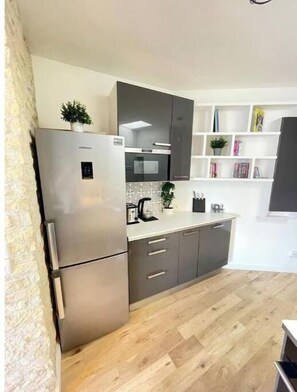 Geladeira, micro-ondas, fogão, cooktop