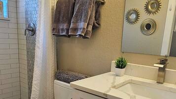 Secadora de cabello, toallas, jabón, papel de baño
