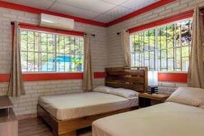 3 quartos, escrivaninha, ferros/tábuas de passar roupa