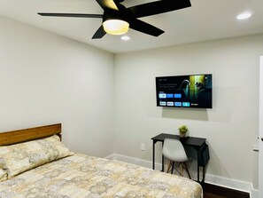 3 bedrooms, desk, iron/ironing board, free WiFi - Midterm 3BR/2BA Rental near Downtown Greenville SC (Greenville)