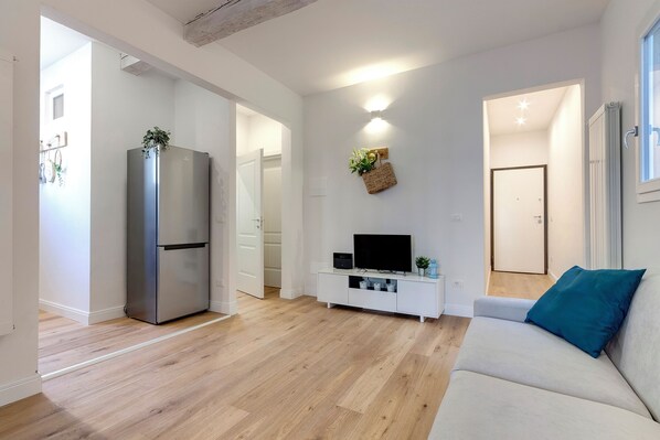 Apartment | Wohnbereich | 24-Zoll-LCD-Fernseher mit Digitalempfang