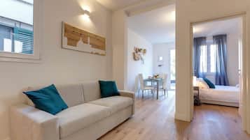 Apartment | Wohnbereich | 24-Zoll-LCD-Fernseher mit Digitalempfang