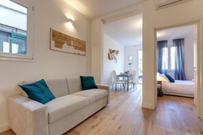 Appartement | Woonruimte | Een 24-inch lcd-televisie met digitale zenders