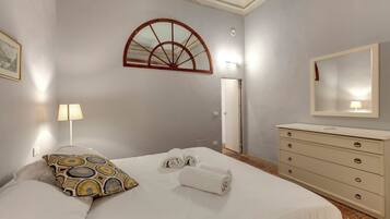 Appartement | Espace de travail pour ordinateur portable, fer et planche Ă repasser