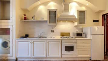 Appartement | Coin cuisine privé | Grand réfrigérateur, micro-ondes, four, plaque de cuisson