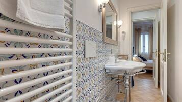 Apartment | Bathroom | Shower, hair dryer, bidet, towels