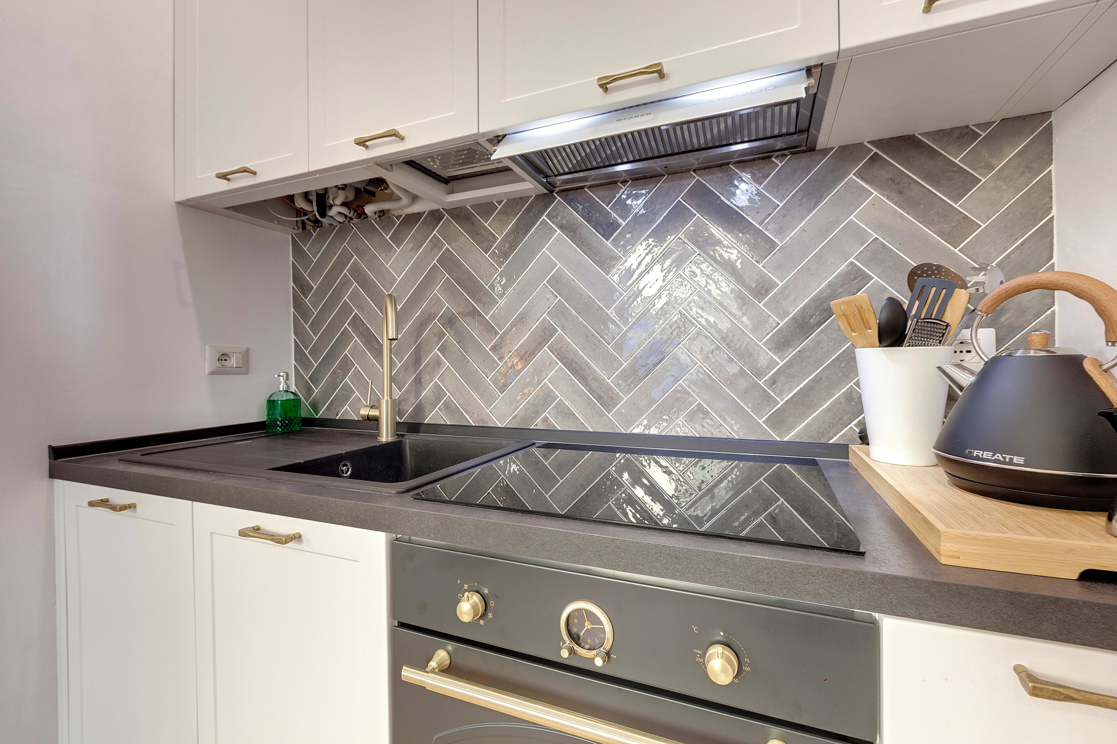 Apartamento | Cocina básica privada | Frigorífico grande, microondas, horno y placa de cocina