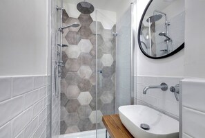 Apartment | Bathroom | Shower, hair dryer, bidet, towels - Mamo Florence - Aida Apartment (Florence)