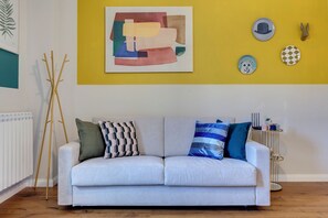 Apartment | Wohnbereich | 24-Zoll-Flachbildfernseher mit Digitalempfang