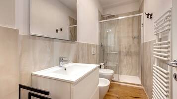 Apartemen | Kamar mandi | Shower, pengering rambut, kloset, dan handuk