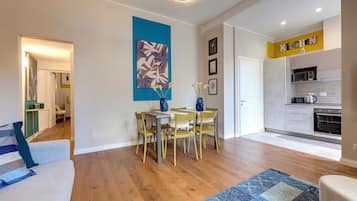 Apartment | Wohnbereich | 24-Zoll-Flachbildfernseher mit Digitalempfang