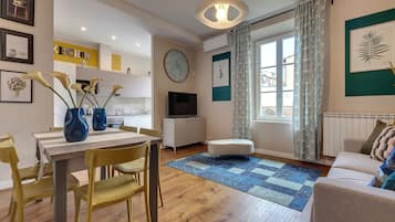 Appartement | Woonruimte | Een 24-inch flatscreentelevisie met digitale zenders